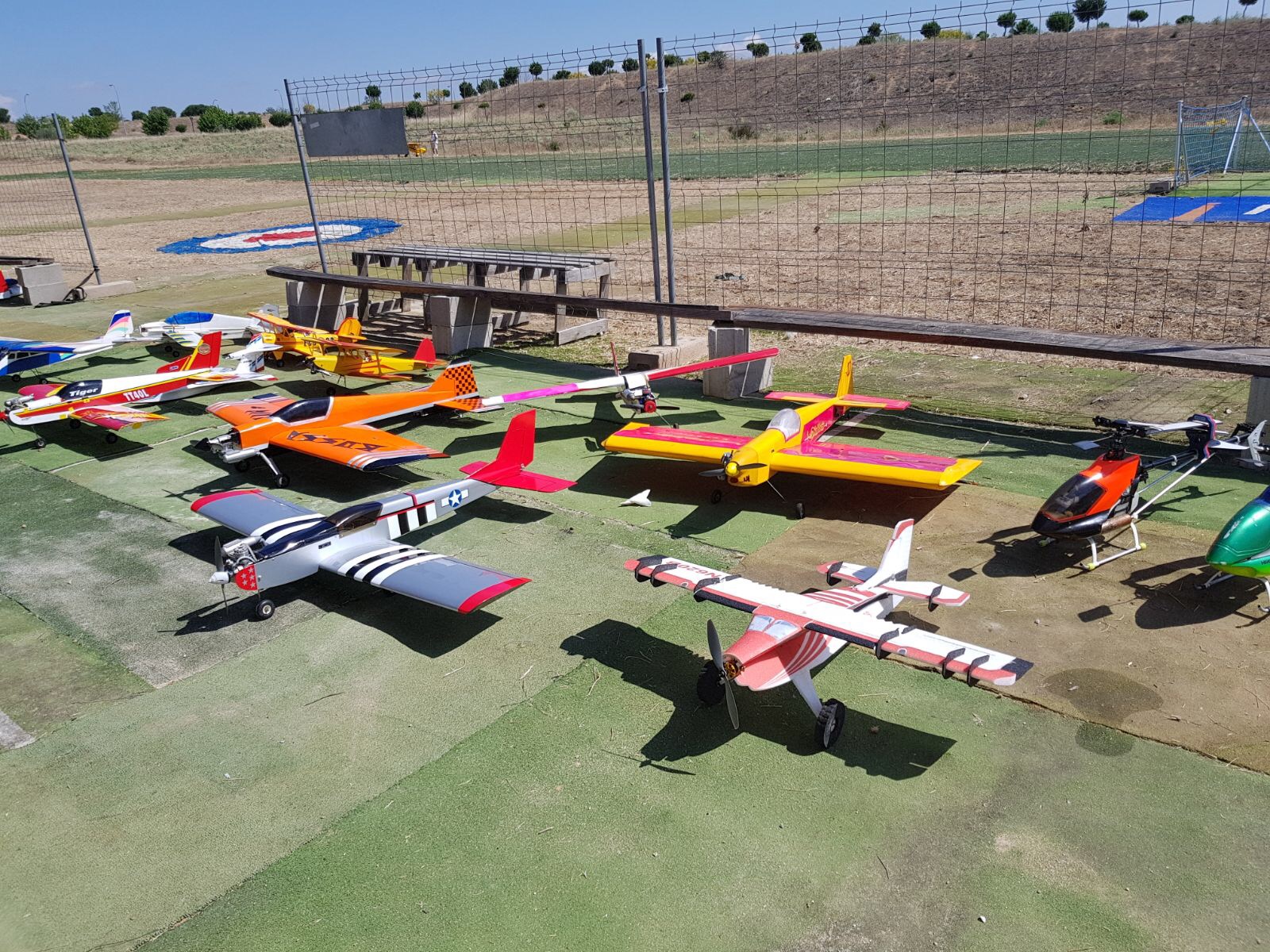 Modelos del club, incluyendo helicóptero